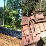 VÍDEO: Carreta carregada de carvão tomba em rodovia de MS em fronteira com Paraguai