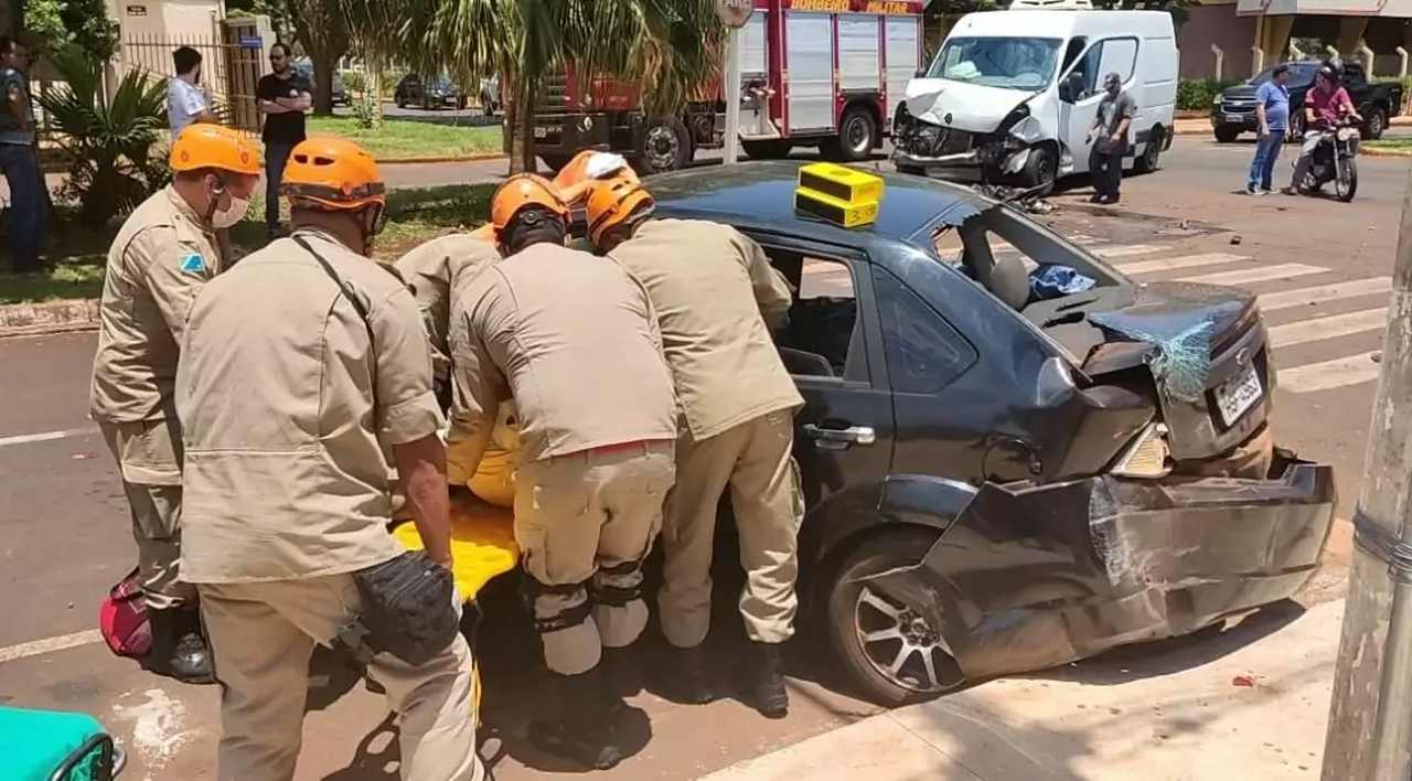 Motorista fica preso em ferragens durante coliso em Dourados