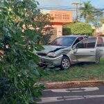 Motorista de aplicativo atravessa preferencial em Dourados, bate carro e passageiro fica ferido