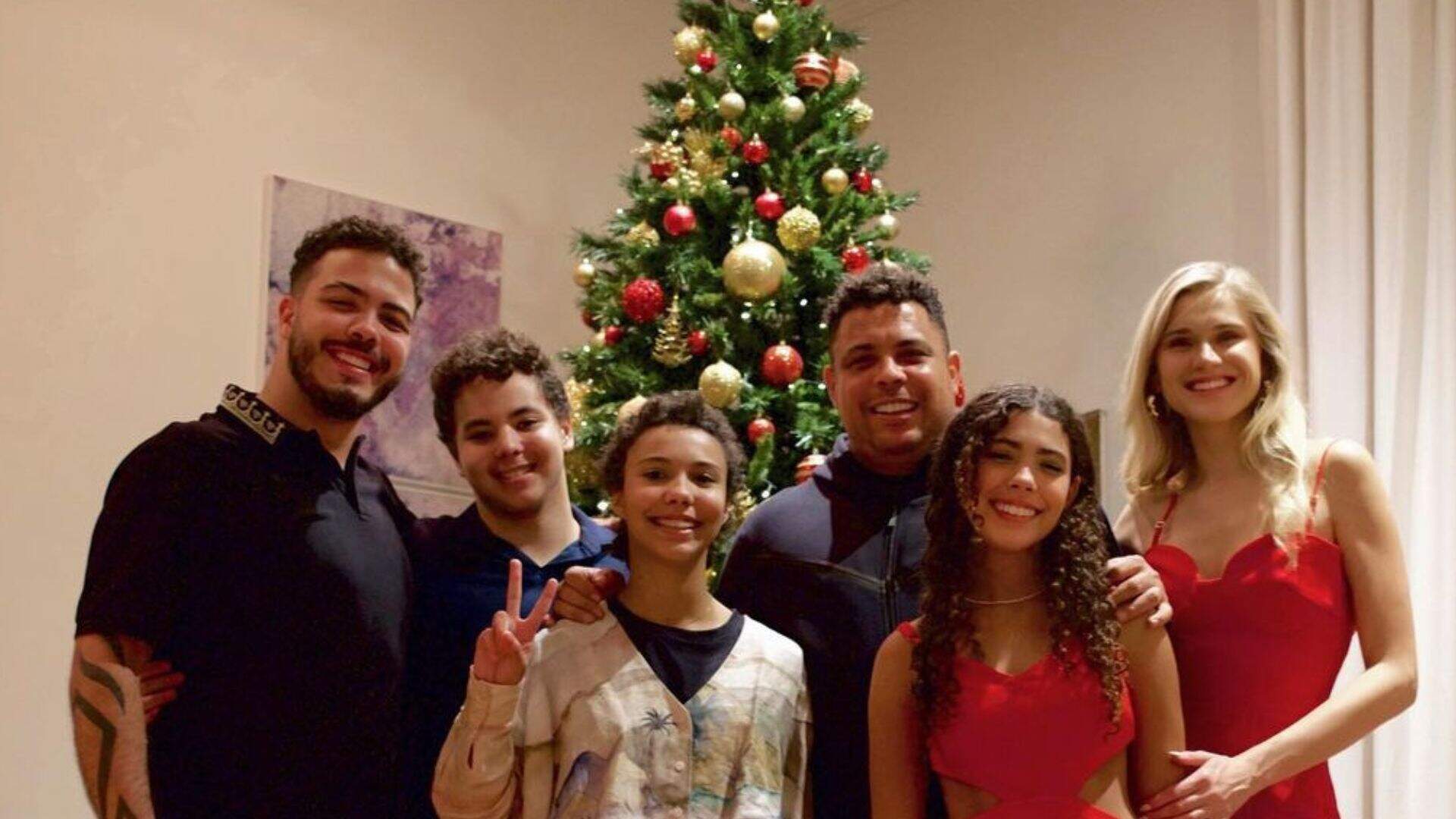 Momento raro: Ronaldo Fenômeno posa com os 4 filhos juntos no Natal