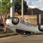 Carro capota em cruzamento de Campo Grande e motorista sai pelo porta-malas: ‘Cruzou sem parar’
