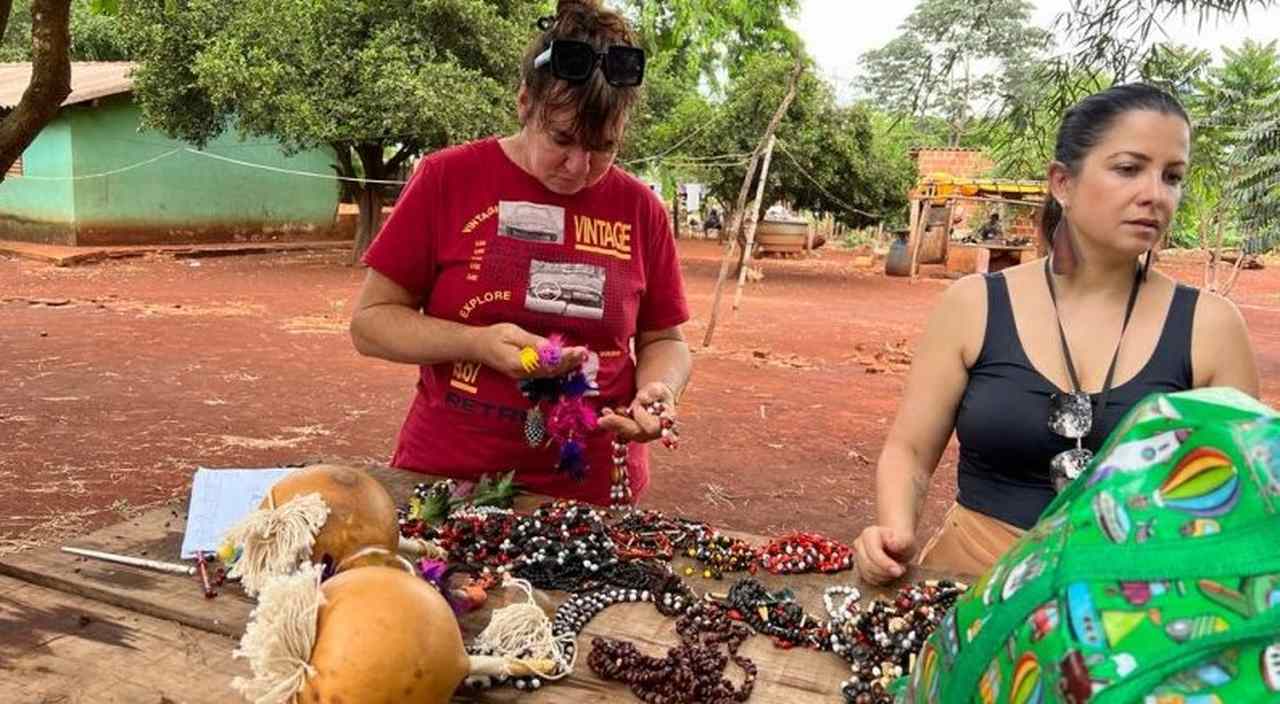 Carnavalesca corumbaense visita aldeias de Dourados para conhecer artesanato indígena