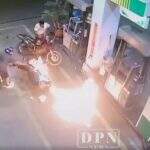 VÍDEO: Mangueira de combustível de moto solta e causa incêndio em posto de Corumbá