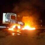 Caminhões são destruídos por fogo após incêndio começar em um deles