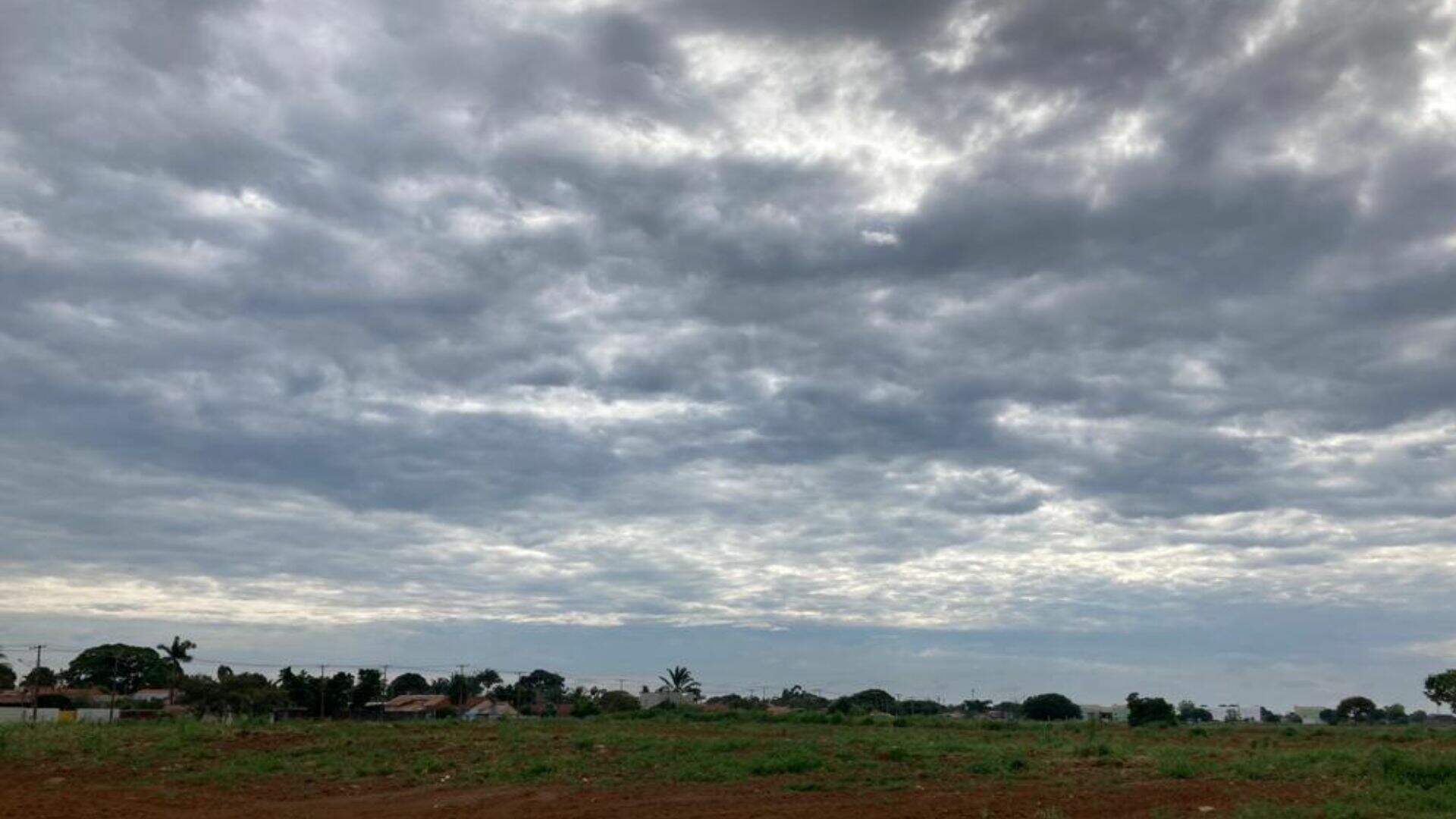 Domingo amanhece nublado em Campo Grande e existe previsão de chuva em todo MS