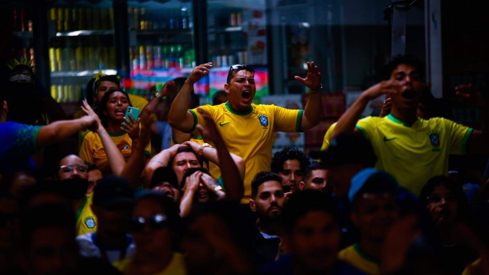 Decepção: Torcida dispersa em bares de Campo Grande após  Brasil ser eliminado da Copa