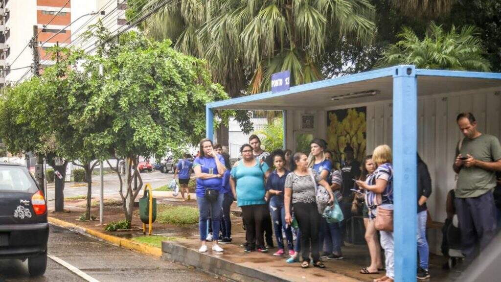 Ponto de ônibus na Afonso Pena