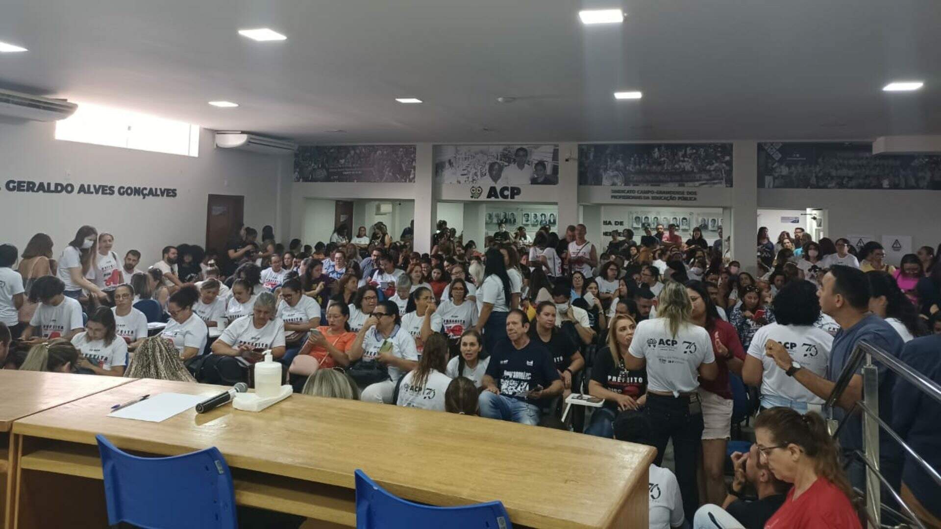 Em assembleia, professores divergem sobre fim da greve em Campo Grande