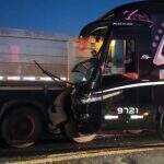Motorista de ônibus sai ileso após bater na traseira de caminhão na MS-276