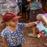 Às vésperas do Natal, doação de brinquedos faz crianças sorrirem em comunidade de Campo Grande