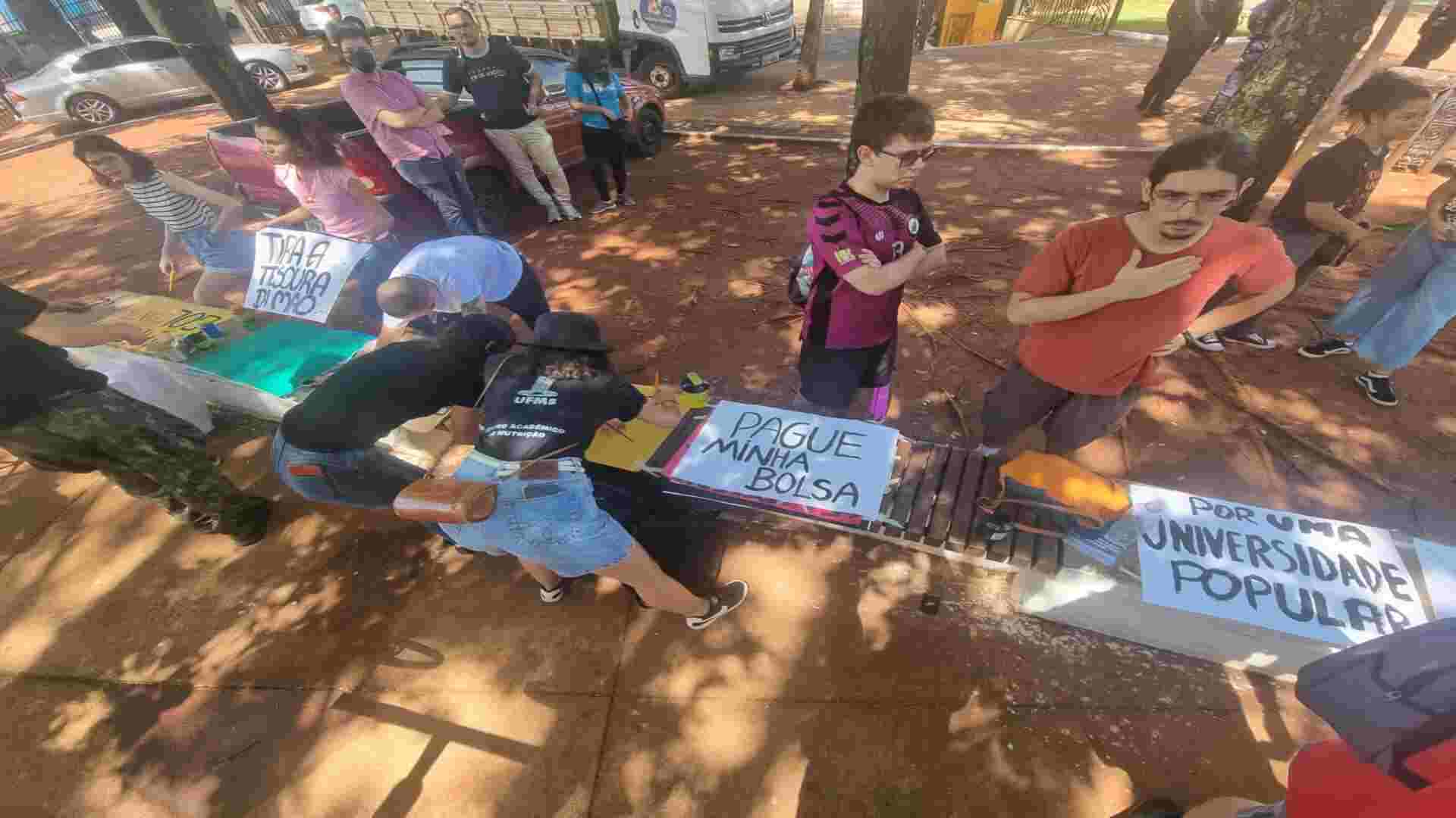 Estudantes cobram bolsas cortadas pelo Governo Federal