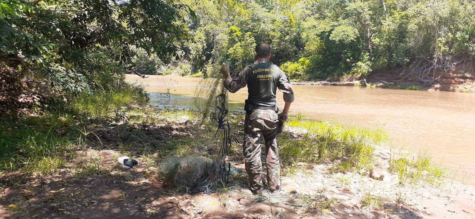 Polícia surpreende pescadores ilegais e apreende petrechos no Rio Miranda