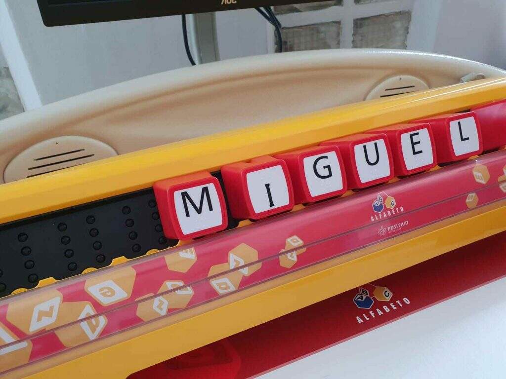 Miguel escreve o nome com braille