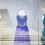 Copa vira ‘gatilho’ e cores do Brasil estampam vitrines de biquínis a vestidos de luxo