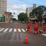 Cruzamentos perigosos de Dourados recebem novos semáforos e reforço de sinalização