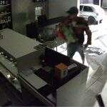VÍDEO: Ladrões invadem loja no Jardim Noroeste e em três minutos causam prejuízo de R$ 25 mil