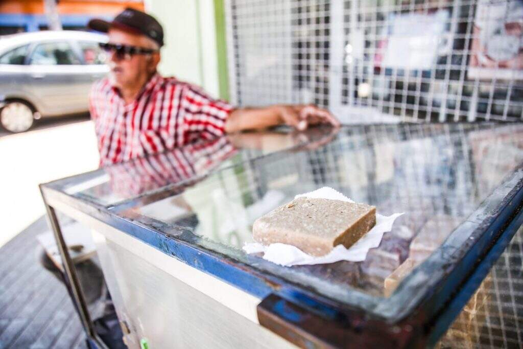 Valdivino entrega o doce no guardanapo, como antigamente. Foto: Henrique Arakaki/Jornal Midiamax