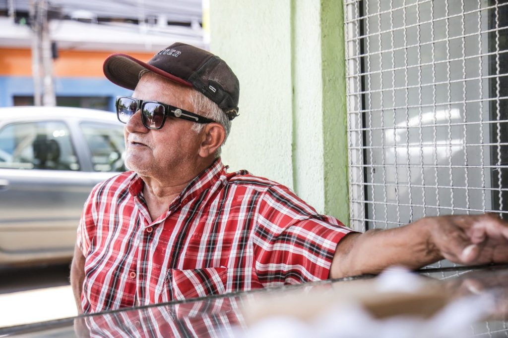 Seu Valdivino vende doces desde 1970. Foto: Henrique Arakaki/Jornal Midiamax