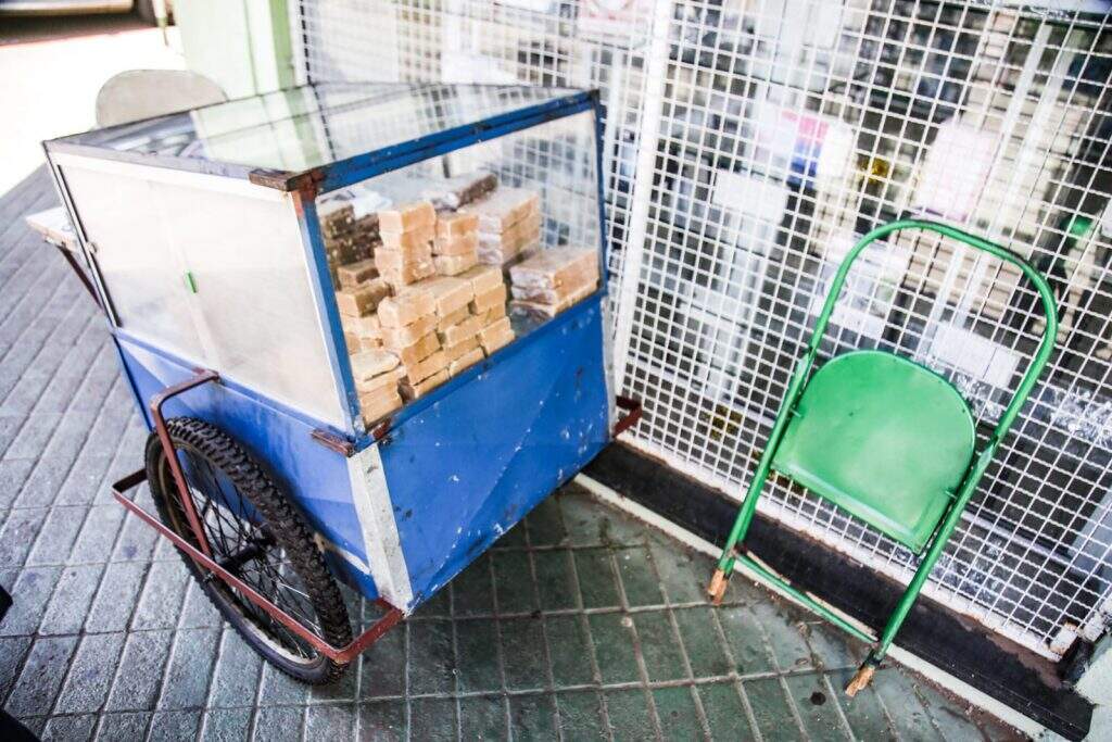 Idoso geralmente fica em dois cruzamentos da cidade com o carrinho. Foto: Henrique Arakaki/Jornal Midiamax