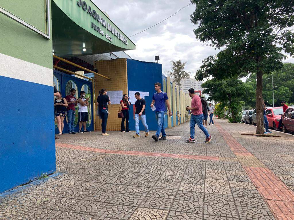 Candidatos a caminho da prova, na escola Joaquim Murtinho. Foto: Ranziel Oliveira/Jornal Midiamax 