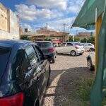 Sem parquímetro e com vagas ocupadas, motoristas lotam estacionamentos em Campo Grande