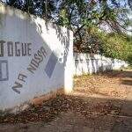 Moradores reclamam de calçada de escola sem manutenção na Vila Taquarussu: ‘uma sujeira’