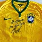 Com camisa autografada, ex-presidente da Federação de Futebol de MS relembra encontro com Pelé