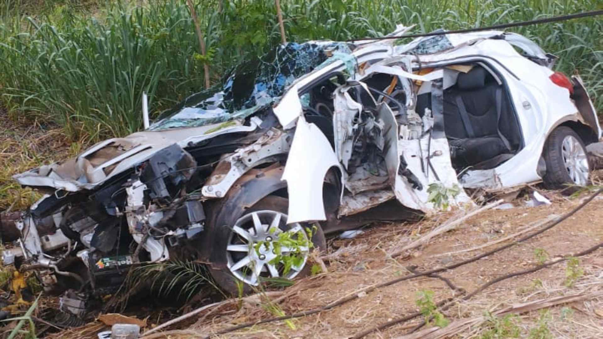 Médico morre preso nas ferragens após carro colidir em árvore nas margens da BR-262