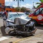 Carro atinge poste na Avenida Fernando Corrêa após motorista ser fechada por caminhão