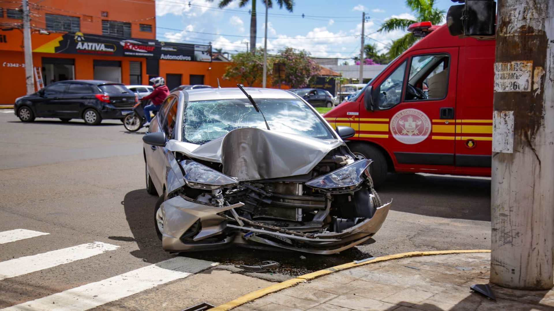 Carro atinge poste na Avenida Fernando Corrêa após motorista ser fechada por caminhão