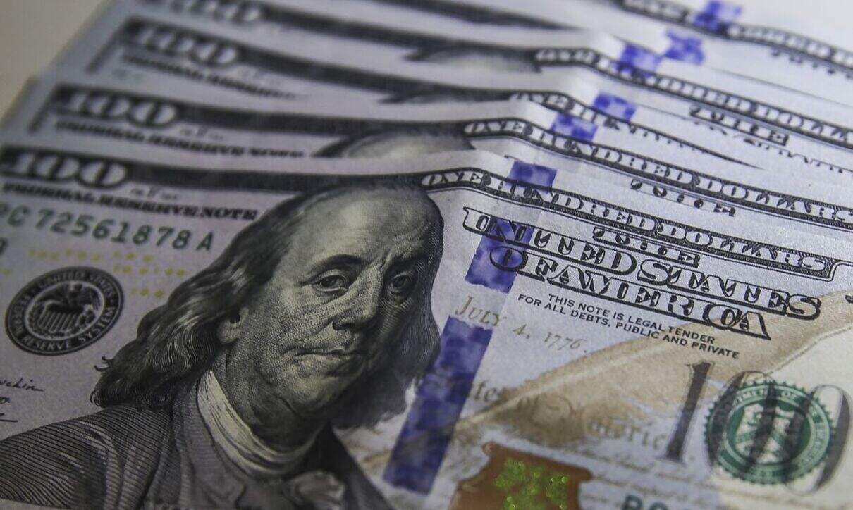 Em dia de liquidez fraca, dólar sobe 0,67% de olho no Congresso