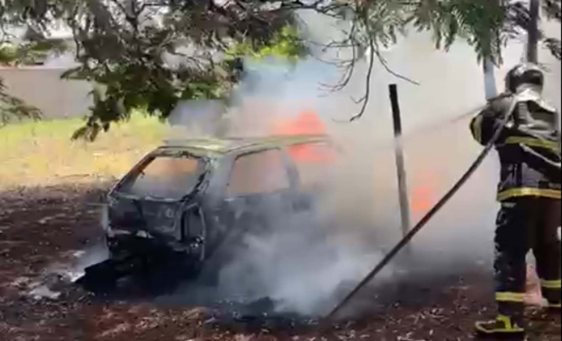 Ex-marido é preso após tentar matar mulher com golpes de facão e incendiar carro