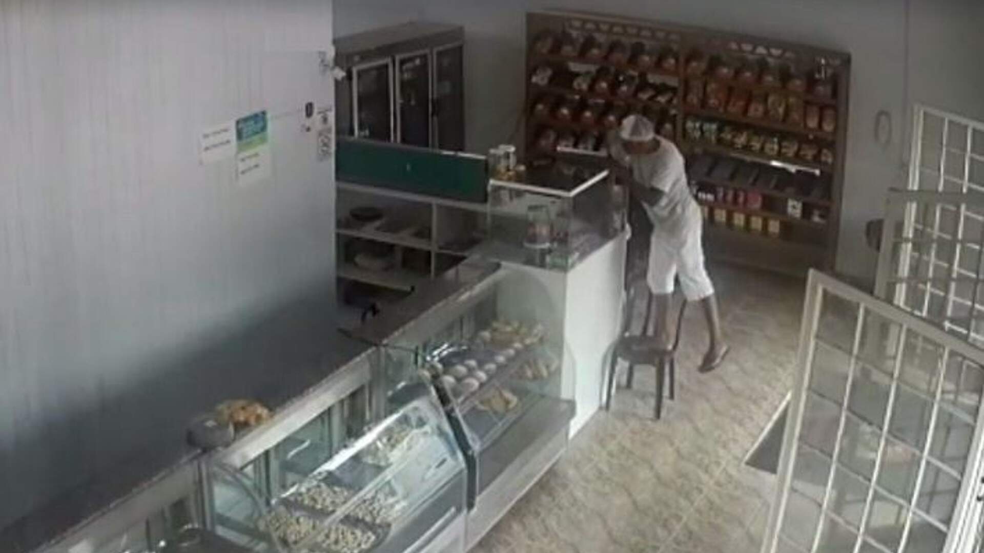 VÍDEO: Sem saber que padaria tinha câmeras, homem furta dinheiro de caixa e vai preso