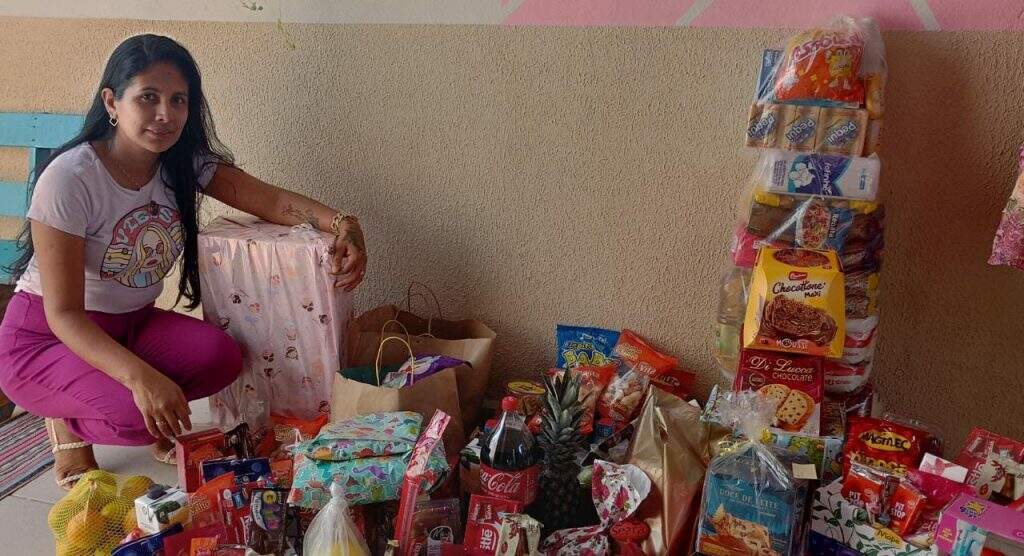 Joyce com algumas das doações - (Foto: Arquivo Pessoal) chuteira