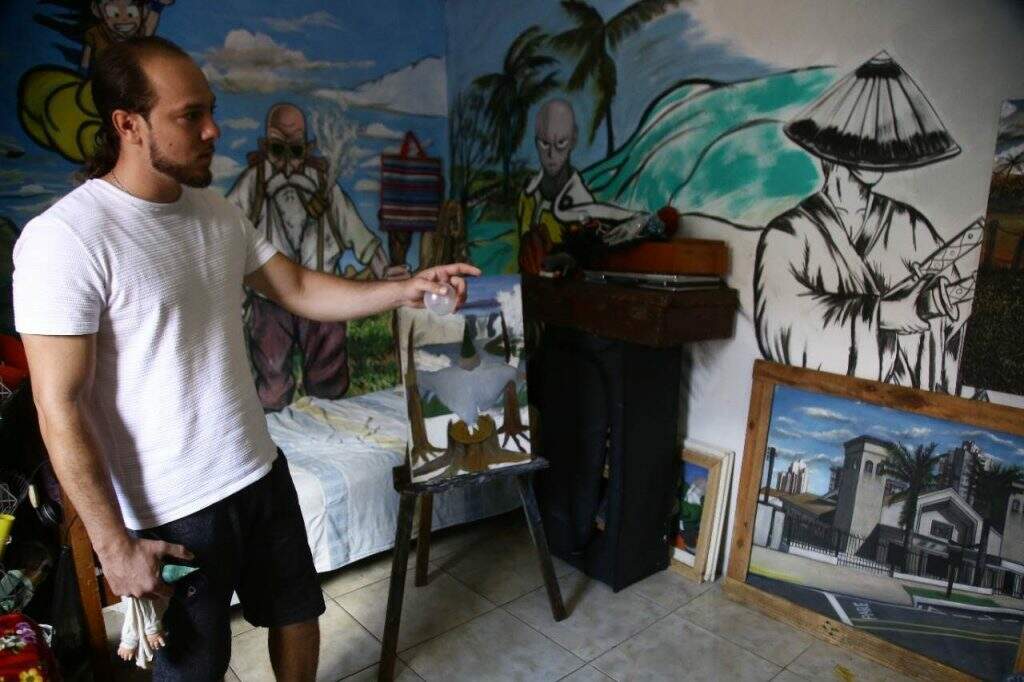 Quartinho abriga as artes de Jhonatan e também é local de inspiração para o pintor, que coloriu as paredes do cômodo com elementos que o representam - (Foto: Marcos Ermínio/Midiamax) Mestre ensinador