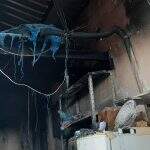 Incêndio destrói cozinha de restaurante e chamas são controladas por moradores