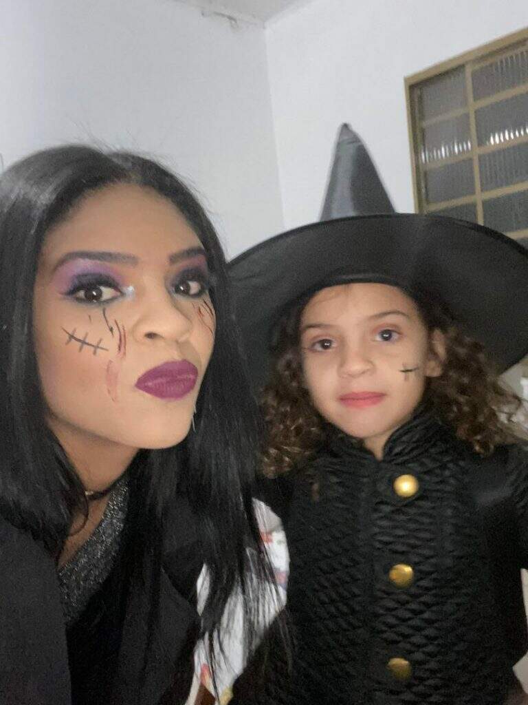 Laura e filha Cecília são apaixonadas pela série e improvisaram vestimenta da Wandinha.  Foto: Arquivo Pessoal 