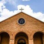 Inspirada em capela de Veneza, igreja de tijolinho à vista é obra de arte em bairro de Campo Grande