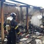 Bombeiros combatem incêndio que destruiu edícula, motocicleta e matou cachorro em MS