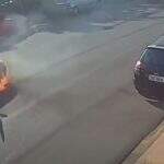 VÍDEO mostra carro que pegou fogo ao sofrer pane na região central de Campo Grande