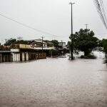 VÍDEO: Córrego transborda e alaga ruas no Silvia Regina após chuva forte