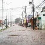 Avenida Júlio de Castilho fica alagada e enxurrada invade estacionamento de lojas