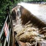 Temporal faz Lago do Amor transbordar e derruba passarela em Campo Grande