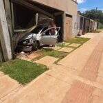 Motorista perde o controle, invade e destrói garagens de casas no Jardim Campo Alto