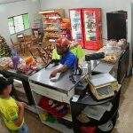 VÍDEO: Em 40 segundos, ladrão armado ameaça funcionária e rouba caixa de padaria