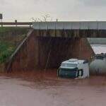Caminhão fica submerso em viaduto na BR-163 durante temporal em Rio Brilhante