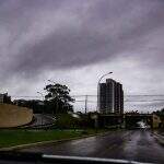Domingo amanhece com garoa e previsão de tempestade em Campo Grande