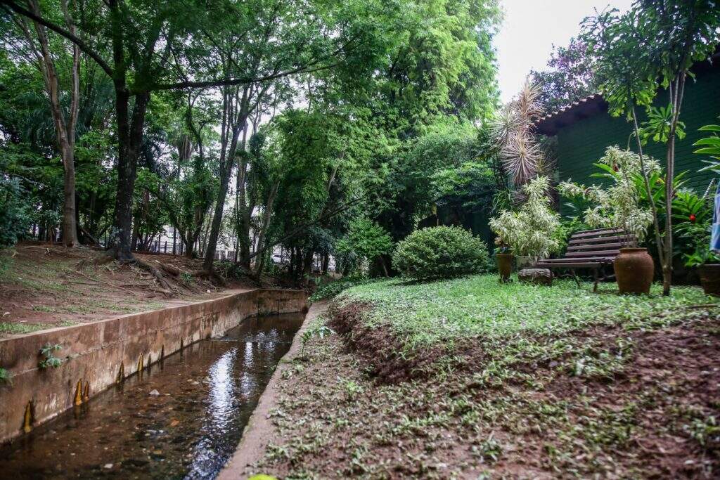 Córrego divide espaço do parque e "varandinha". Foto: Nathalia Alcântara/Jornal Midiamax