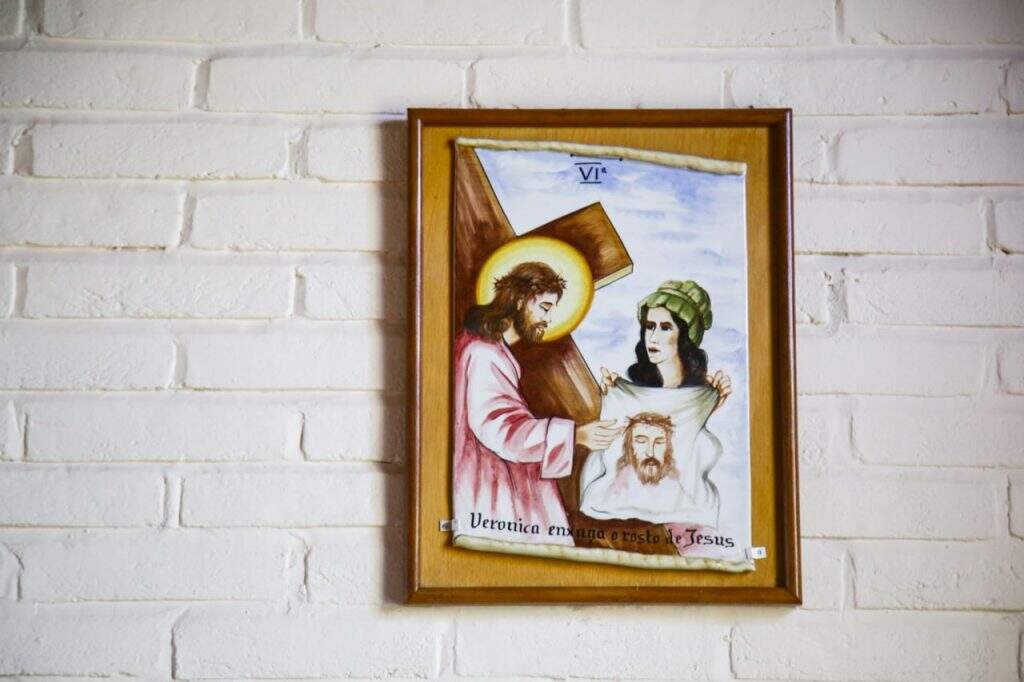 Capela possui quadros da Via Sacra, que vieram da Itália. Foto: Henrique Arakaki/Jornal Midiamax