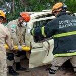 Motorista fica preso nas ferragens após acidente entre caminhonetes na BR-262